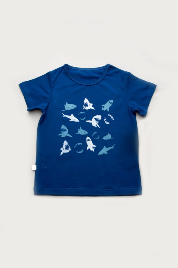 недорогая синяя футболка с акулами для мальчика