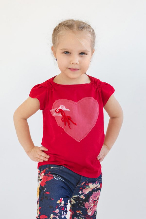модная красная футболка с сердцем для девочки