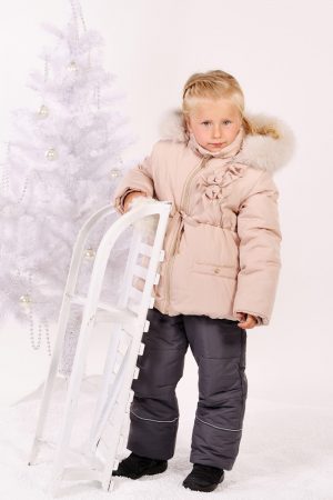 детская зимняя куртка с декором опушка на капюшоне цвет ваниль