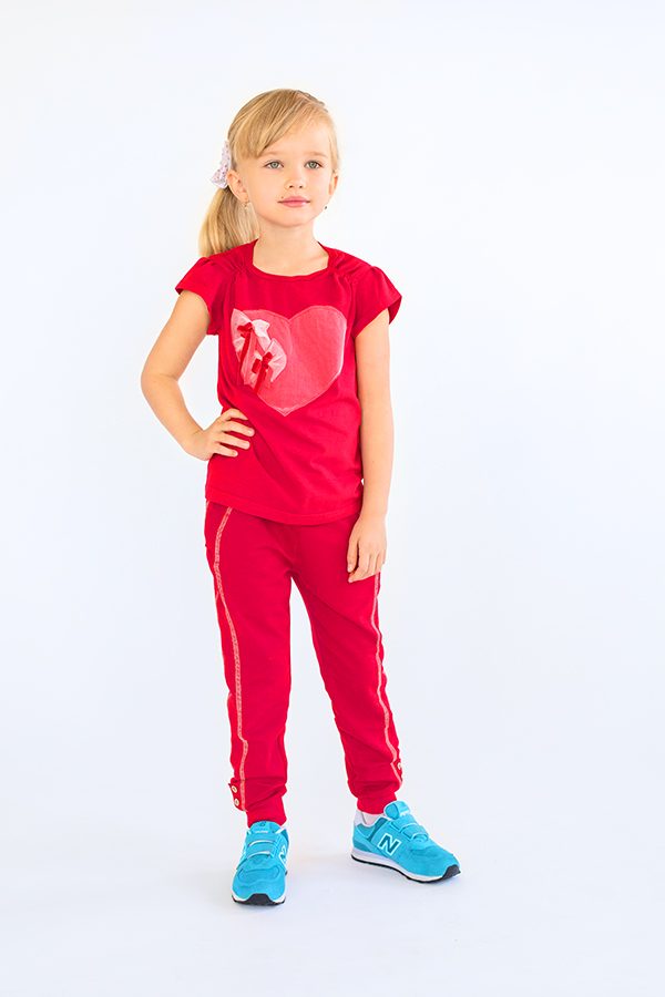 детские спортивные брюки футболка с сердцем красная