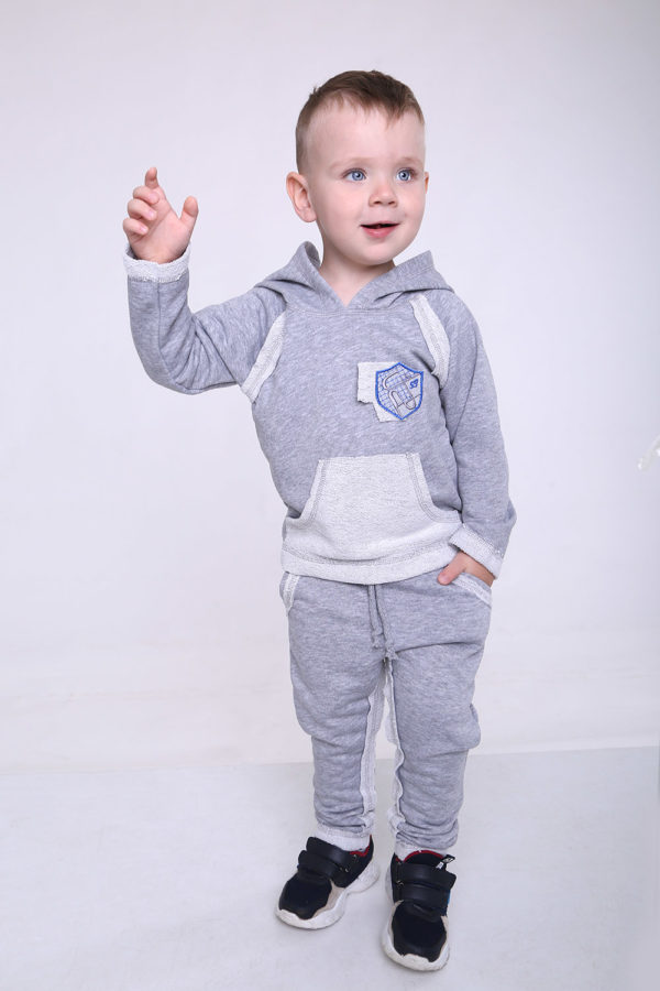 kostyum_dlya_malchika_seryĭ_trexnitka.jpg